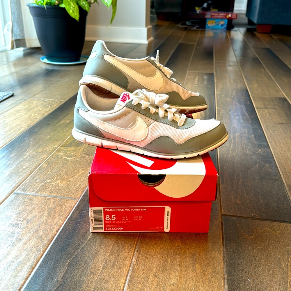 Nike Victoria NM women’s 8.5